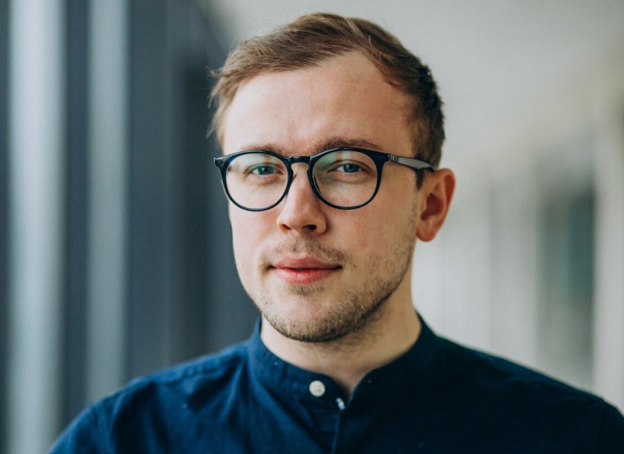 André